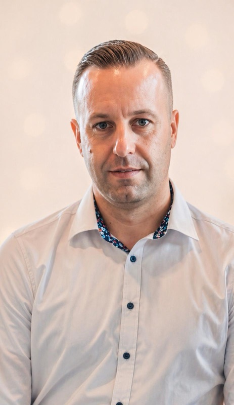 Viktor Strauch, Disponent